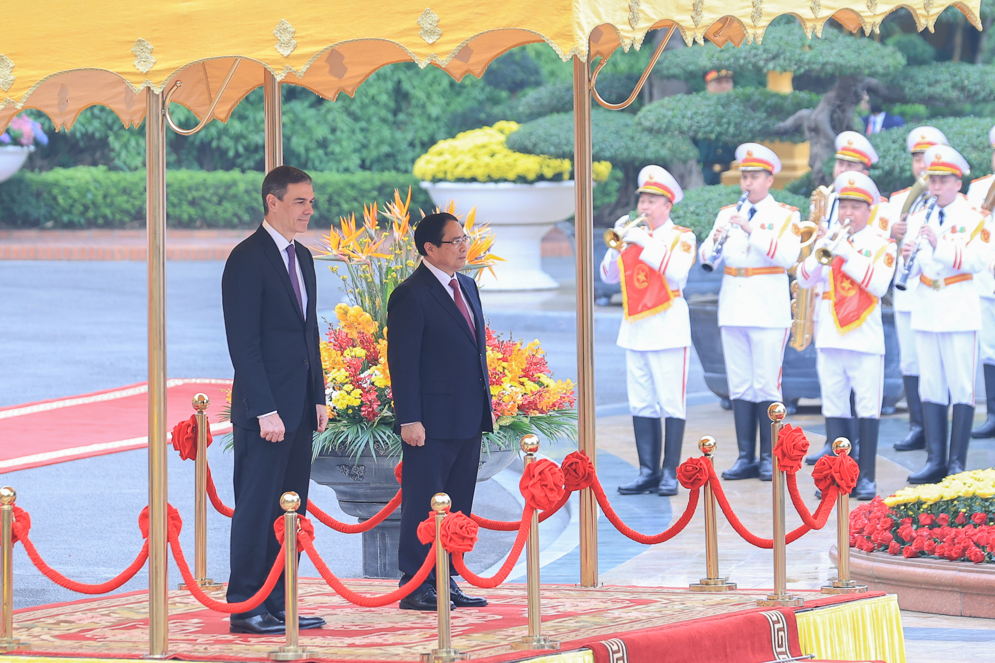 Thủ tướng Ch&iacute;nh phủ Phạm Minh Ch&iacute;nh v&agrave; Thủ tướng Vương quốc T&acirc;y Ban Nha Pedro S&aacute;nchez nghe Quốc thiều hai nước - Ảnh: VGP