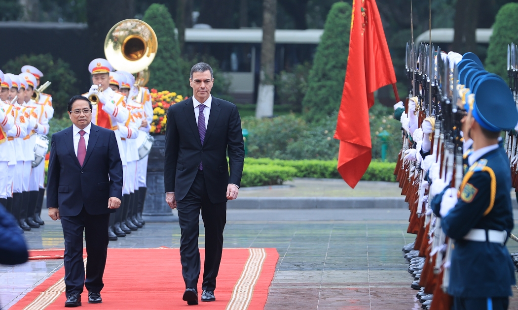 Thủ tướng Chính phủ Phạm Minh Chính và Thủ tướng Vương quốc Tây Ban Nha Pedro Sánchez duyệt Đội Danh dự Quân đội nhân dân Việt Nam - Ảnh: VGP