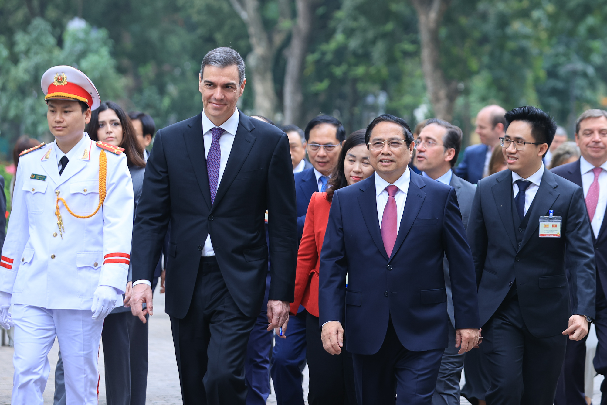 Thủ tướng Phạm Minh Ch&iacute;nh v&agrave; Thủ tướng Pedro S&aacute;nchez c&ugrave;ng di chuyển tới Trụ sở Ch&iacute;nh phủ để tiến h&agrave;nh hội đ&agrave;m - Ảnh: VGP