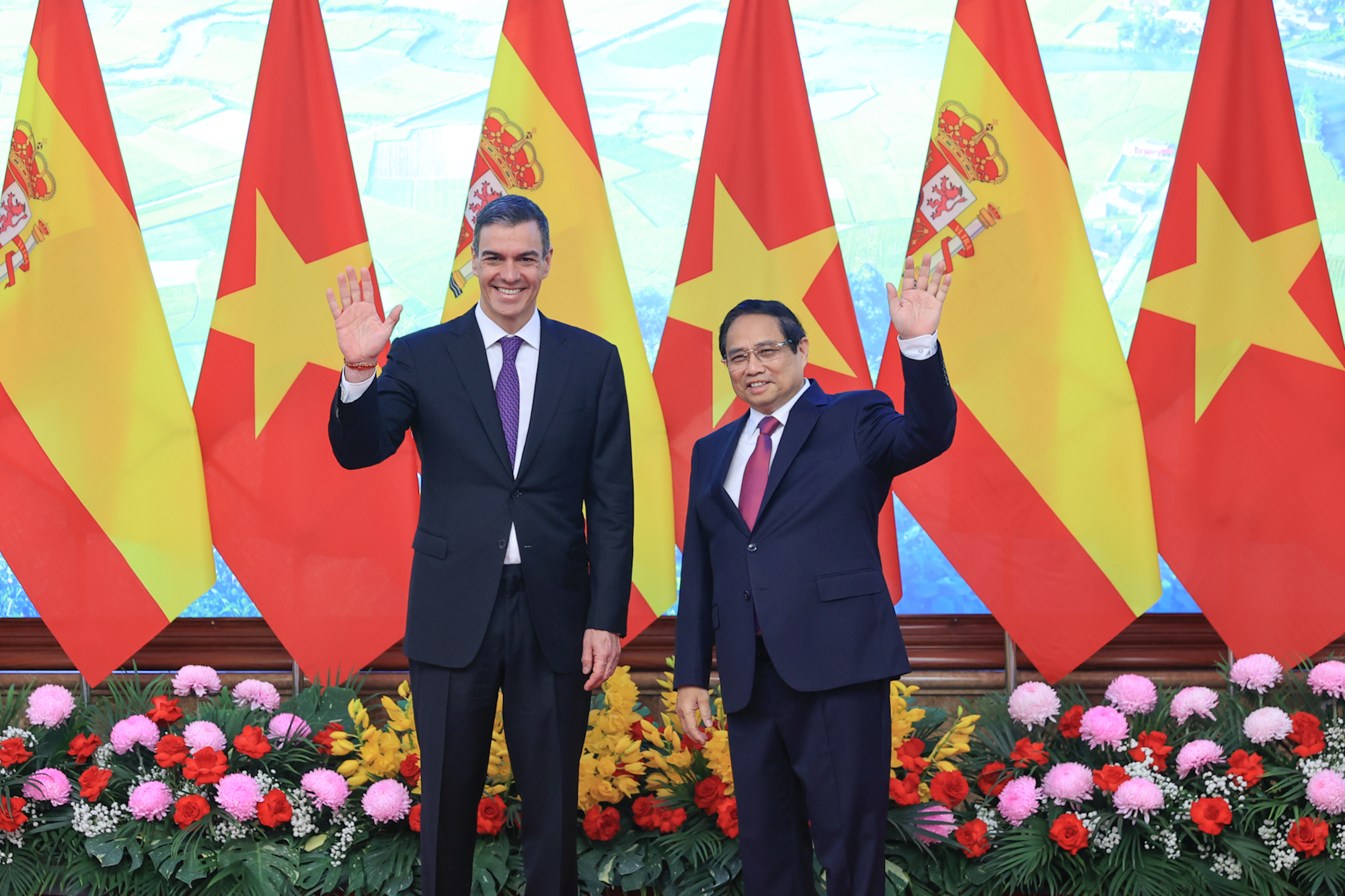 Thủ tướng Phạm Minh Ch&iacute;nh v&agrave; Thủ tướng Pedro S&aacute;nchez trước khi tiến h&agrave;nh hội đ&agrave;m - Ảnh: VGP