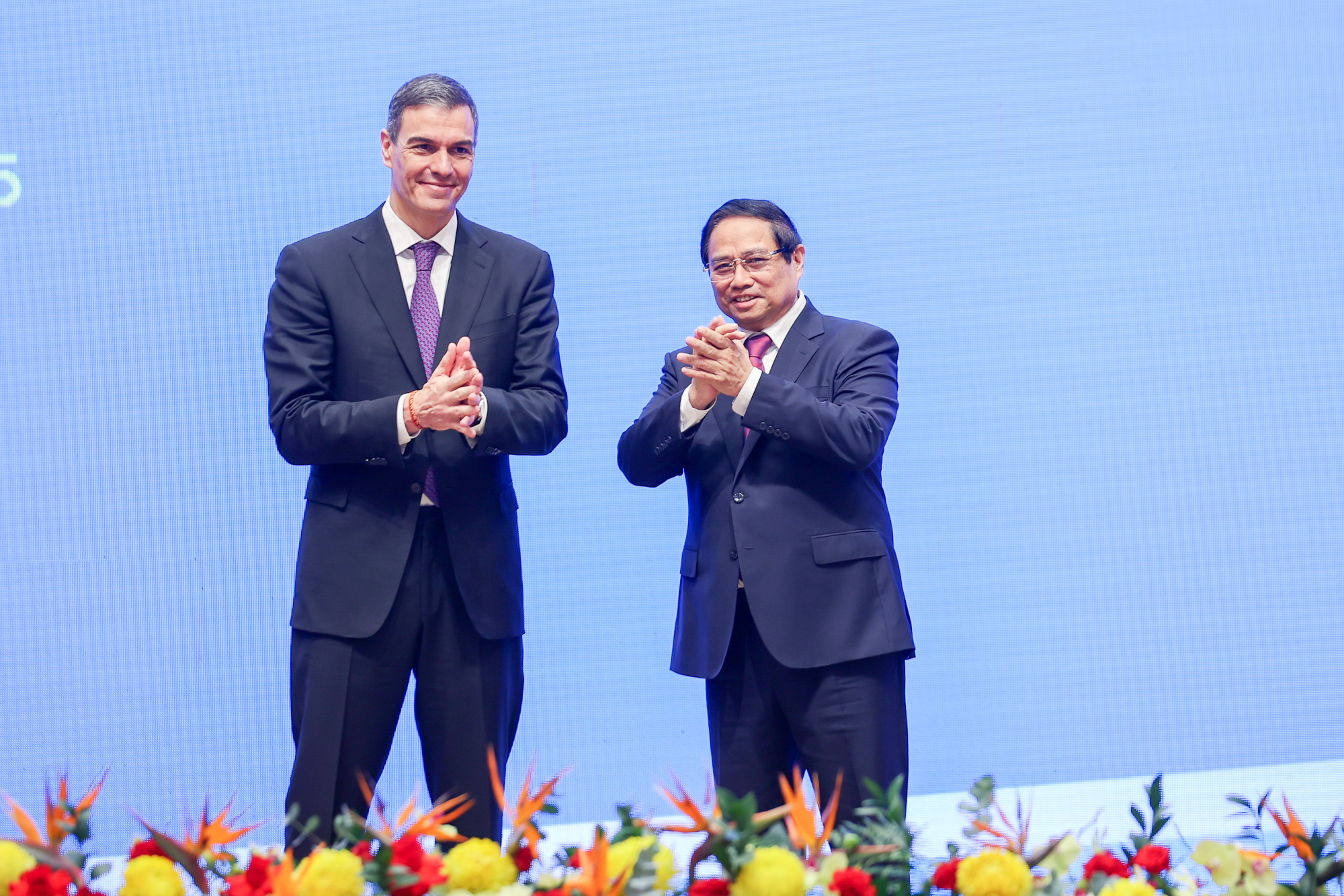 Thủ tướng Phạm Minh Chính và Thủ tướng Pedro Sanchez - Ảnh: VGP