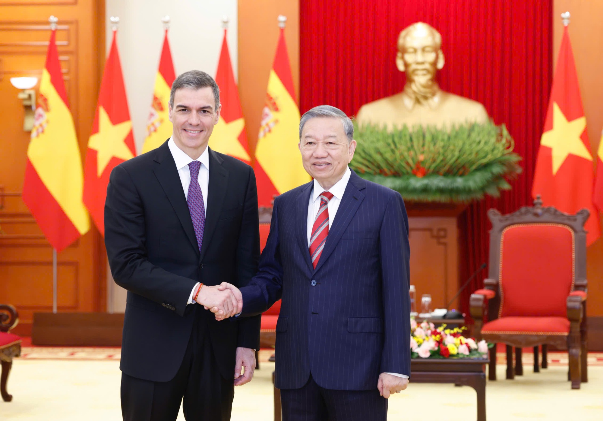 Tổng Bí thư Tô Lâm tiếp Thủ tướng Tây Ban Nha Pedro Sánchez - Ảnh: VGP