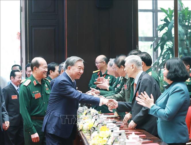 Tổng Bí thư Tô Lâm thăm hỏi, trò chuyện với các đại biểu dự buổi gặp mặt. Ảnh: TTXVN