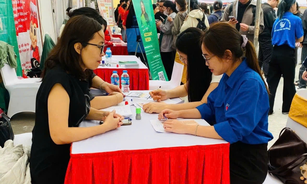 Doanh nghiệp tuyển dụng lao động tại ngày hội việc làm. Ảnh: Thanh Hải.