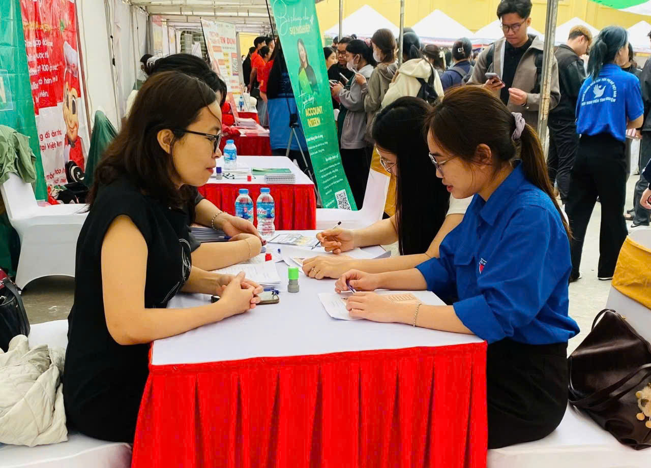 Doanh nghiệp tuyển dụng lao động tại ngày hội việc làm. Ảnh: Thanh Hải.