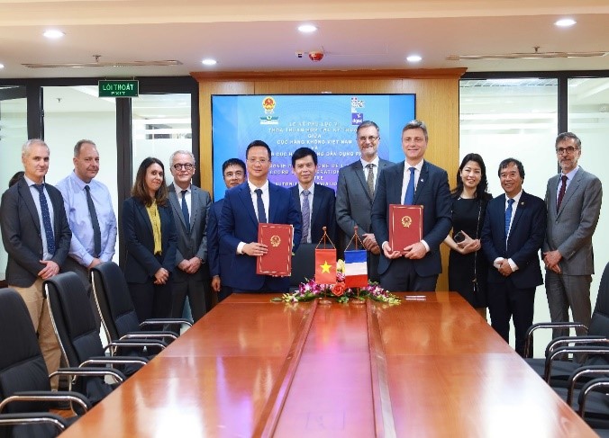 Cục Hàng không Việt Nam và Tổng cục Hàng không dân dụng Pháp ký kết hợp tác trước sự chứng kiến của Thứ trưởng Lê Anh Tuấn và ngài Đại sứ Olivier Brochet. Ảnh: Bộ Xây dựng