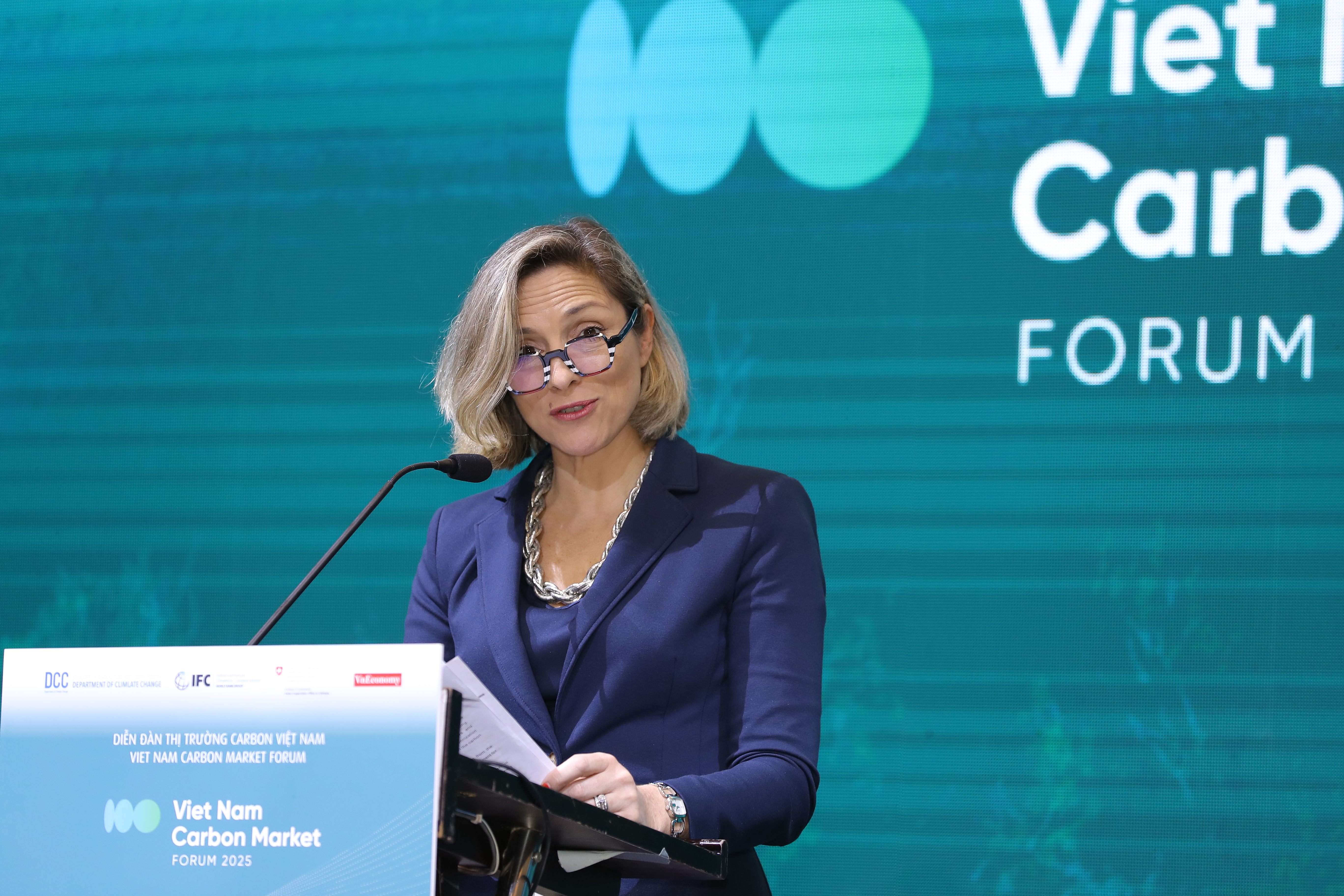 Bà Elvira Morella, Giám đốc Bộ phận Tư vấn và Nghiên cứu Kinh tế, khu vực Đông Á và Thái Bình Dương, Tổ chức Tài chính Quốc tế (IFC)  chia sẻ tại diễn đàn.