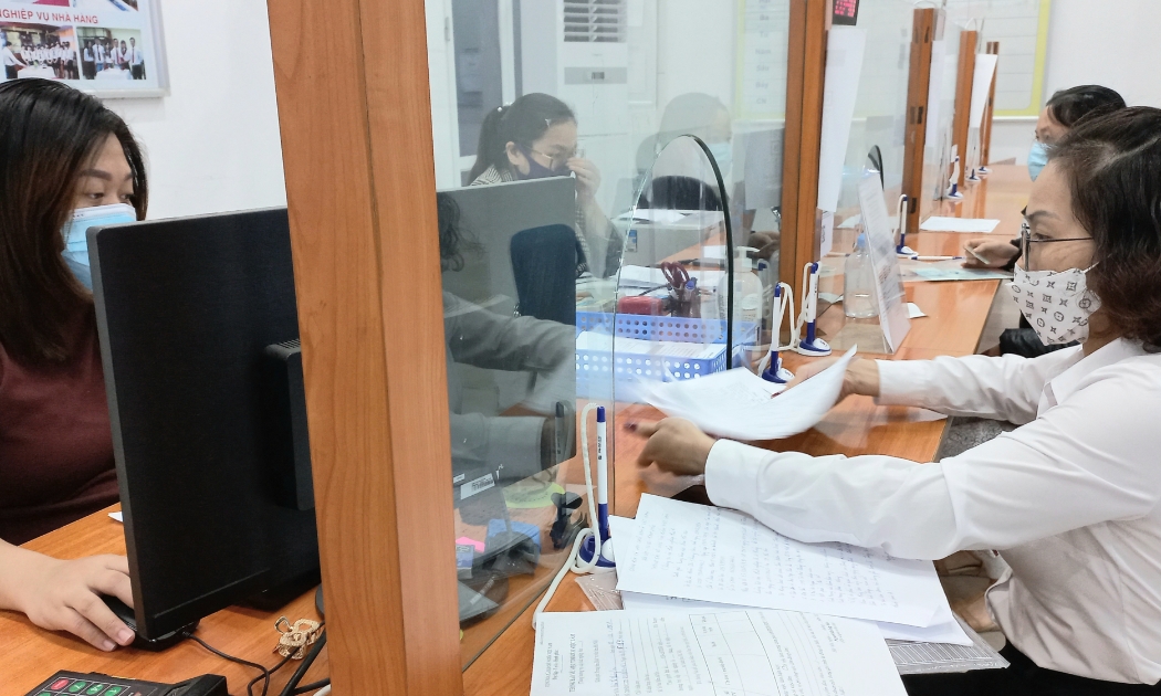 Người lao động làm thủ tục hưởng chế độ bảo hiểm thất nghiệp. Ảnh: Nhật Dương.