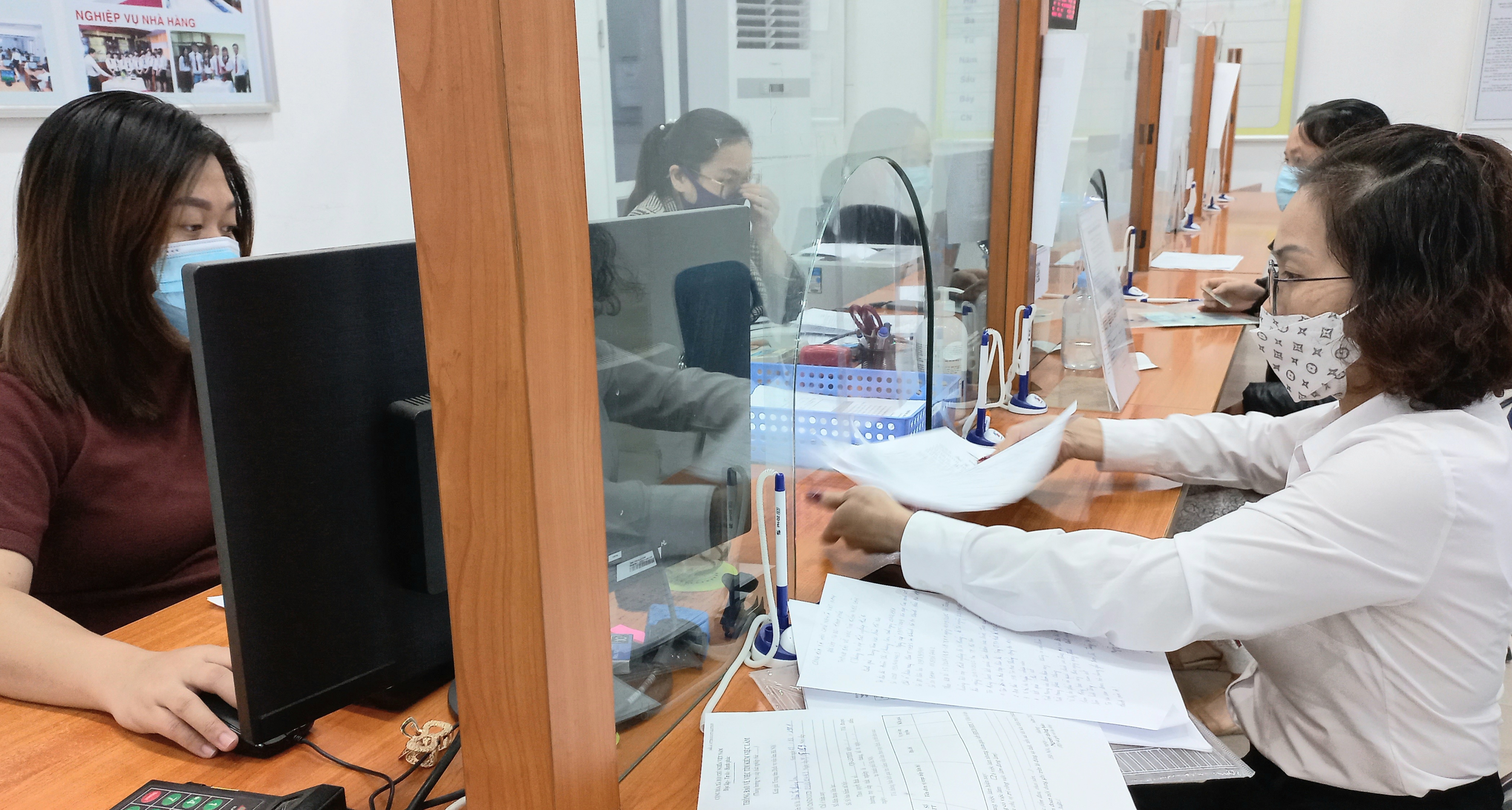 Người lao động làm thủ tục hưởng chế độ bảo hiểm thất nghiệp. Ảnh: Nhật Dương.
