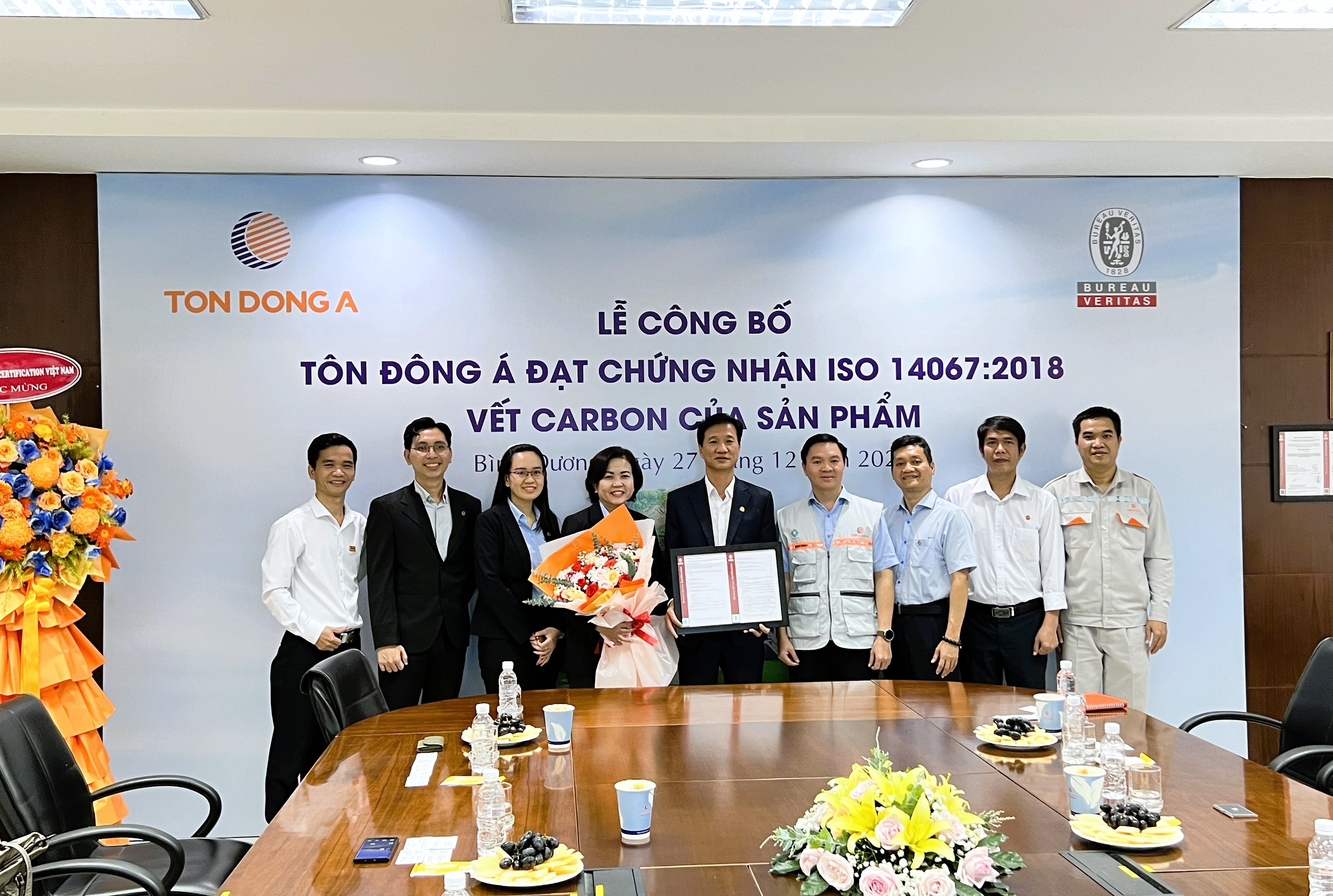 Ngày 27/12/2024, ông Nguyễn Văn Đại - Phó Tổng giám đốc Công ty Cổ phần Tôn Đông Á (đứng giữa) vinh dự nhận chứng nhận ISO 14067:2018 từ đại diện Bureau Veritas Việt Nam