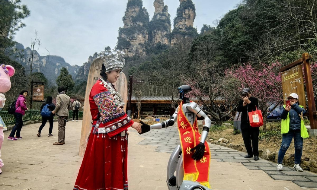Robot đón chào du khách tại Trương Gia Giới. Ảnh: China Daily