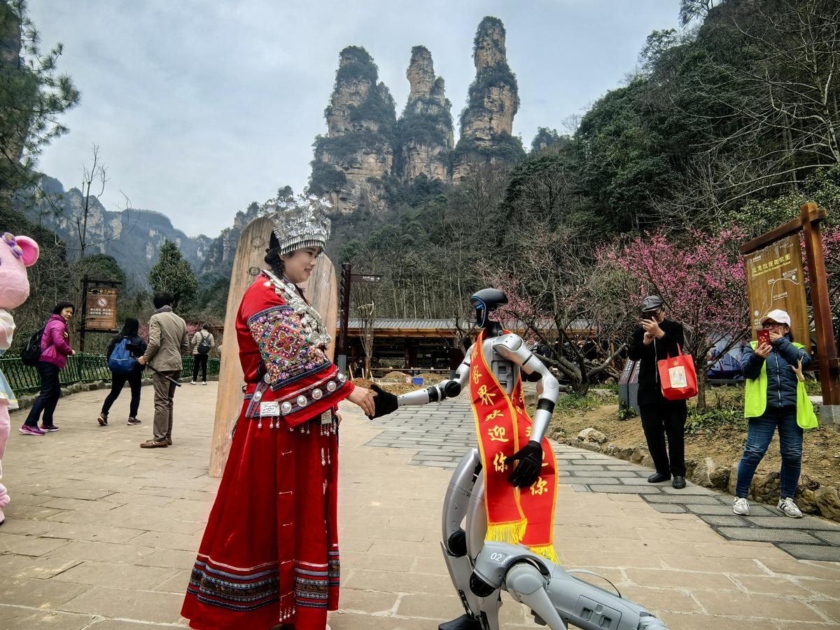 Robot đón chào du khách tại Trương Gia Giới. Ảnh: China Daily