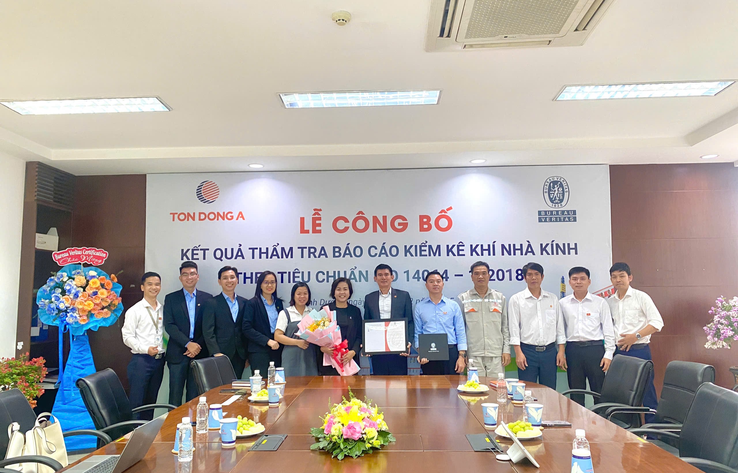 Ng&agrave;y 12/2/2025, &ocirc;ng Phạm Quốc Thắng - Ph&oacute; Tổng gi&aacute;m đốc C&ocirc;ng ty Cổ phần T&ocirc;n Đ&ocirc;ng &Aacute; (đứng giữa) vinh dự nhận chứng nhận ISO 14064-1:2018 từ đại diện Bureau Veritas Việt Nam.