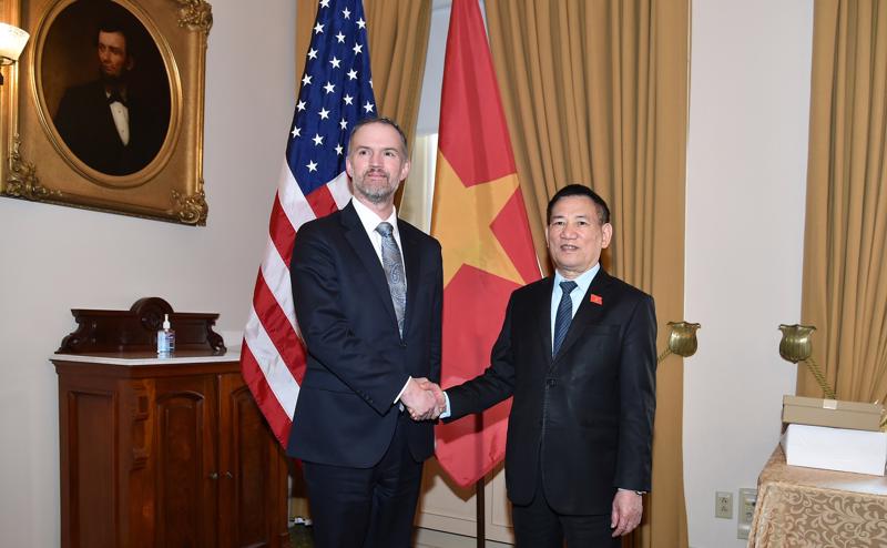 Deputy Prime Minister Ho Duc Phoc (right) meeting with US Trade Representative Jamieson Greer in the US on April 9. Photo: VGP