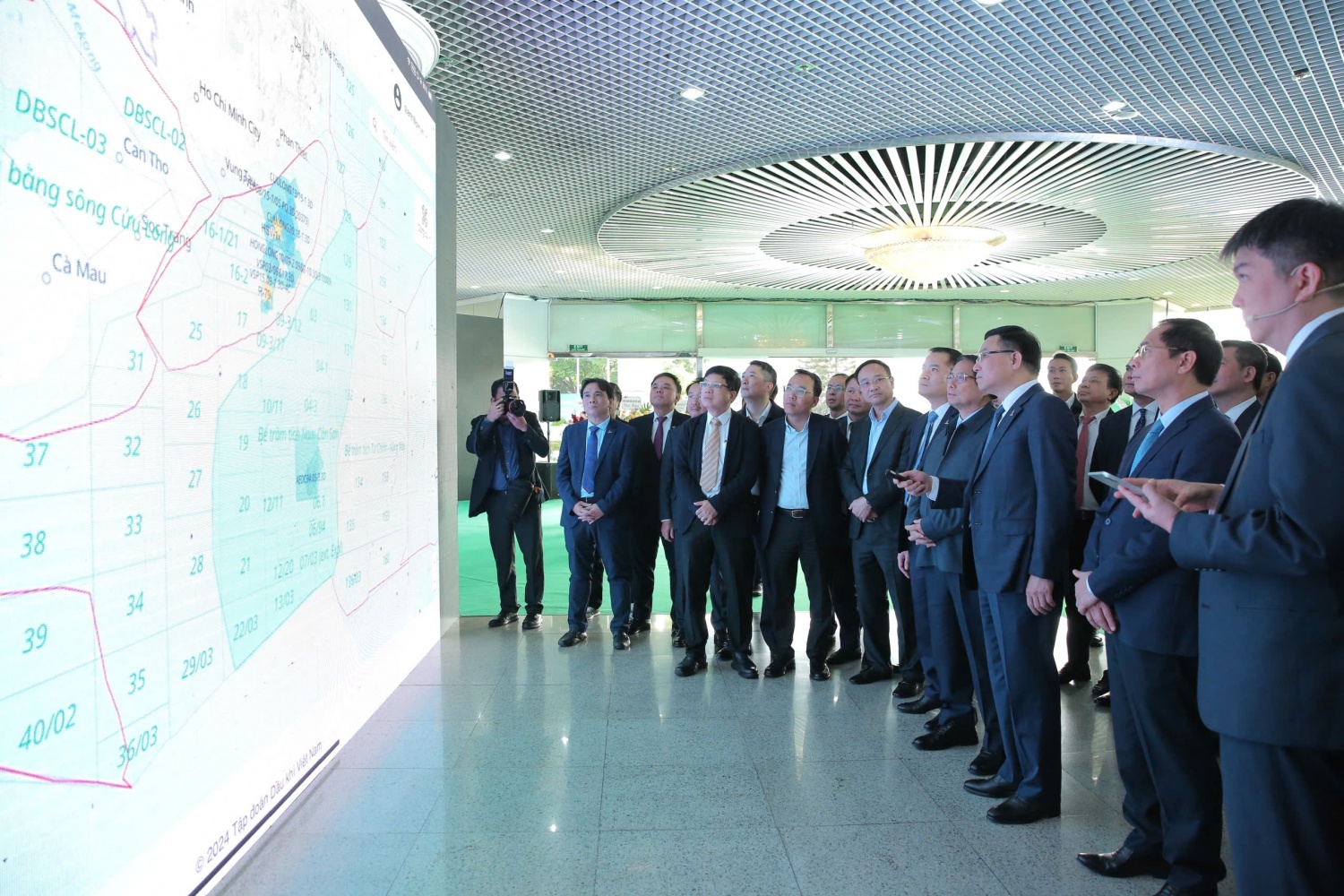 Thủ tướng Phạm Minh Ch&iacute;nh nghe l&atilde;nh đạo Petrovietnam giới thiệu về c&aacute;c đổi mới trong hoạt động, ứng dụng khoa học c&ocirc;ng nghệ của Tập đo&agrave;n.