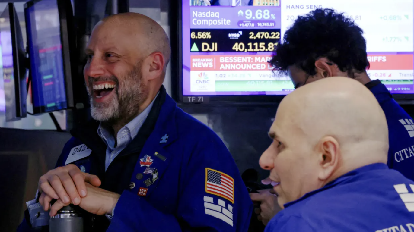 Các nhà giao dịch trên sàn NYSE ngày 9/4 - Ảnh: Reuters.
