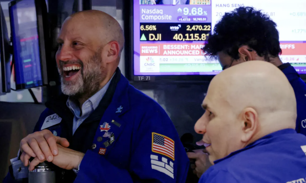 Các nhà giao dịch trên sàn NYSE ngày 9/4 - Ảnh: Reuters.