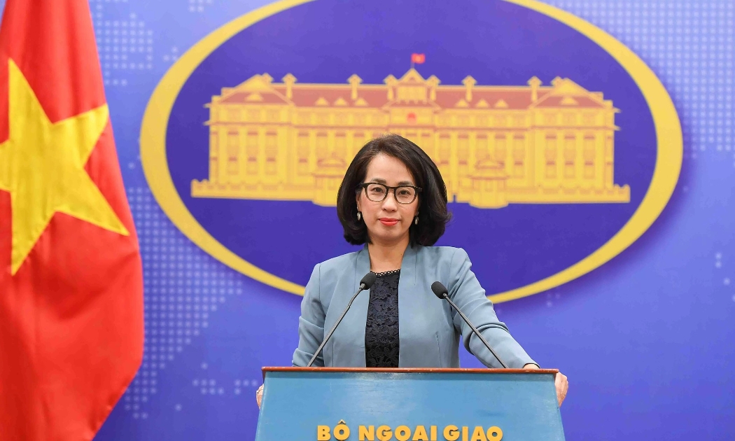 Người phát ngôn Bộ Ngoại giao Phạm Thu Hằng cho biết, quyết định của Hoa Kỳ ngừng đánh thuế đối ứng trong 90 ngày với hơn 75 quốc gia, trong đó có Việt Nam là bước đi tích cực - Ảnh: BNG