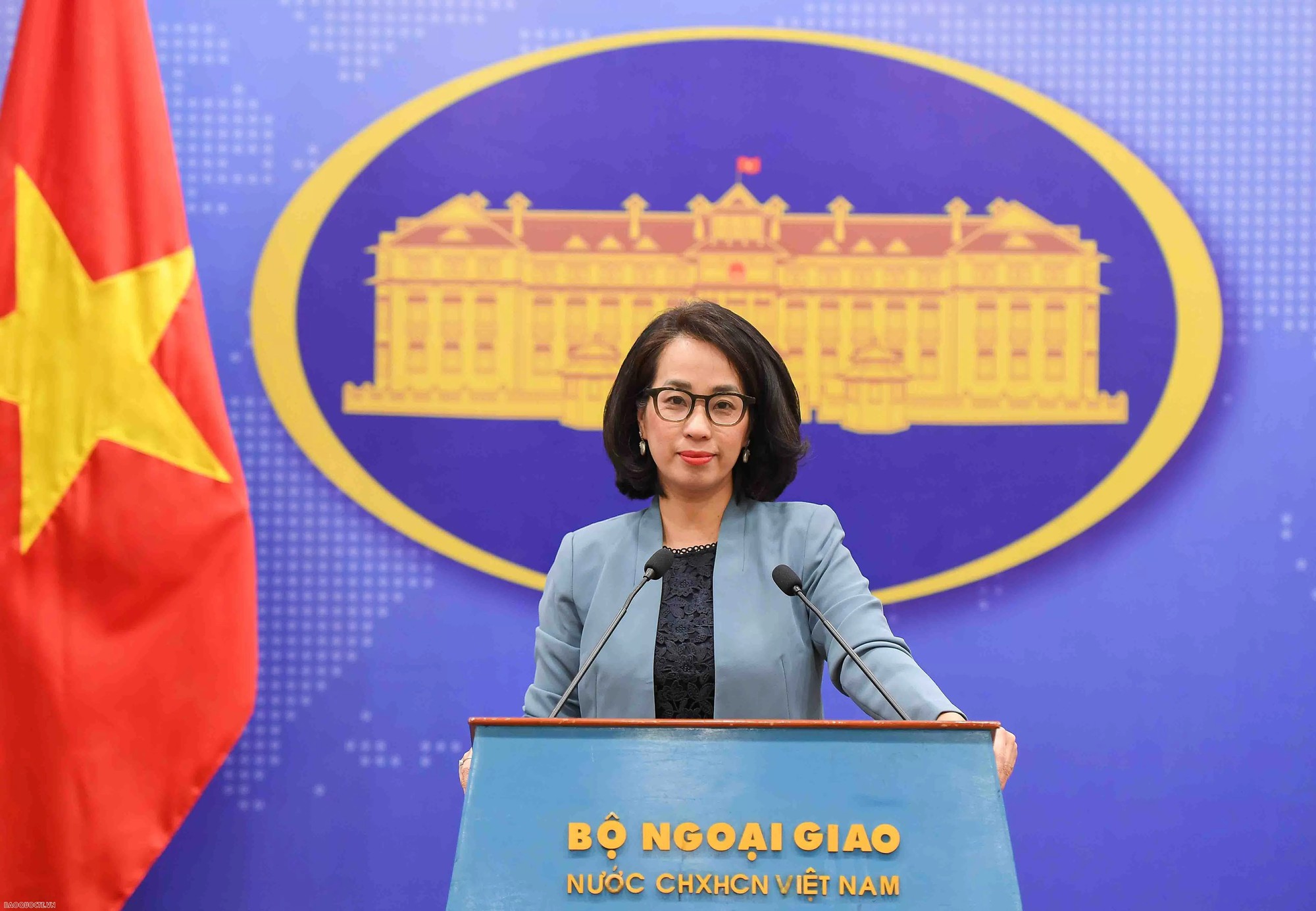 Người phát ngôn Bộ Ngoại giao Phạm Thu Hằng cho biết, quyết định của Hoa Kỳ ngừng đánh thuế đối ứng trong 90 ngày với hơn 75 quốc gia, trong đó có Việt Nam là bước đi tích cực - Ảnh: BNG