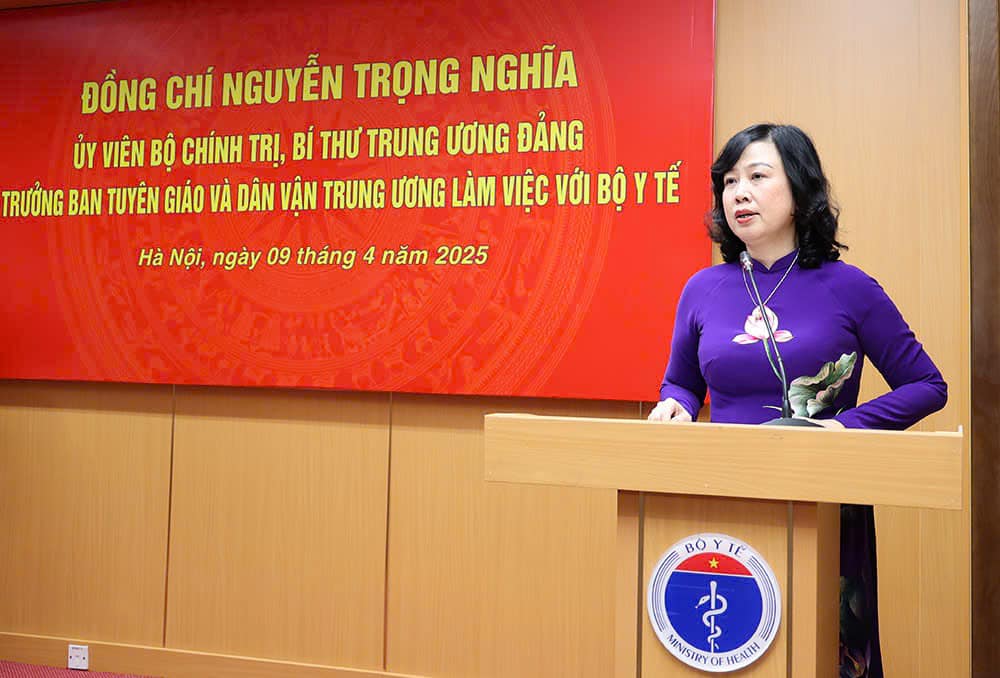 Bộ trưởng Bộ Y tế Đào Hồng Lan thông tin về kết quả thực hiện nhiệm vụ của ngành Y tế. Ảnh: Trần Minh.