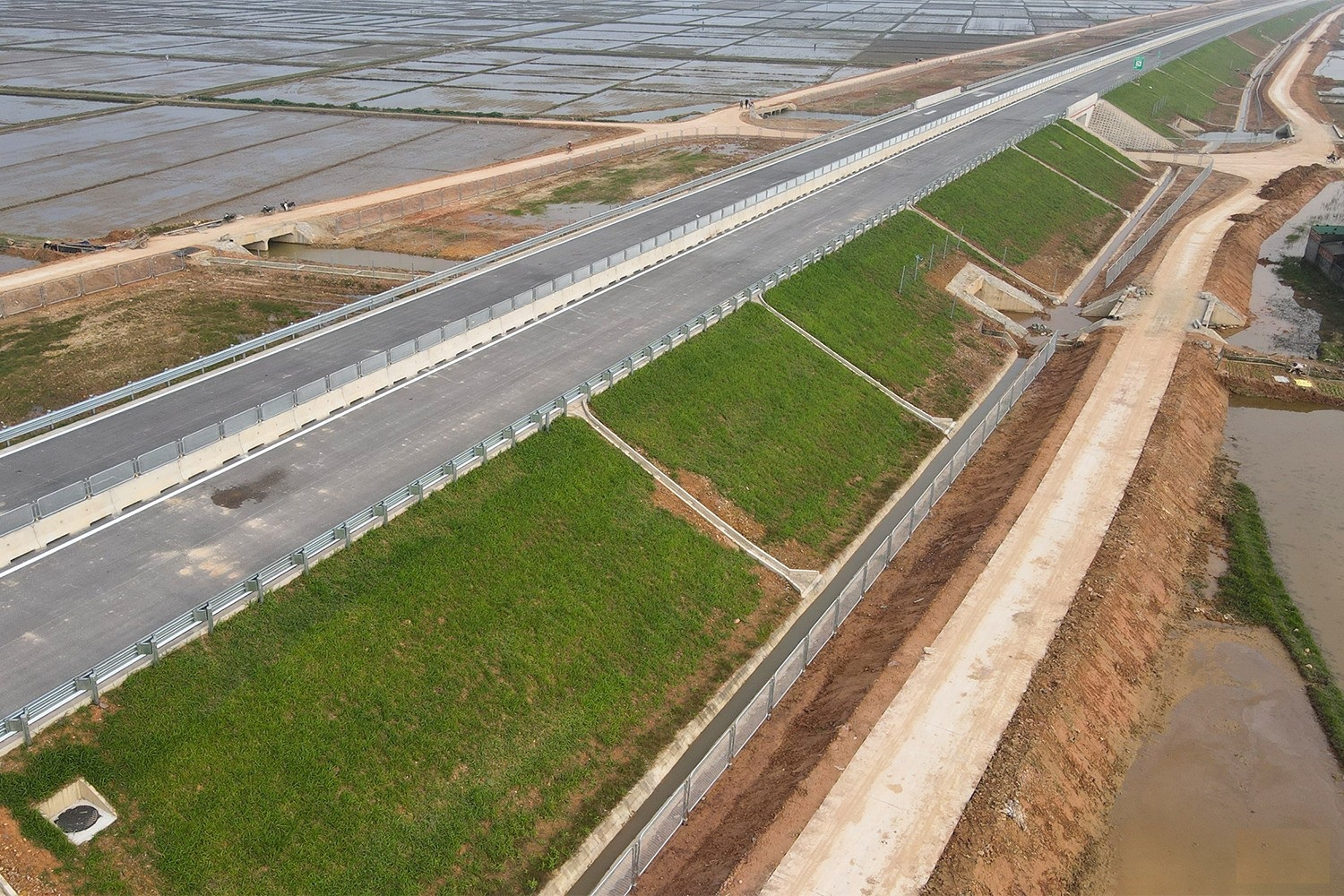 Tuyến trên cao tốc Hàm Nghi - Vũng Áng dự kiến thông xe vào dịp 30/4 - Ảnh minh họa.