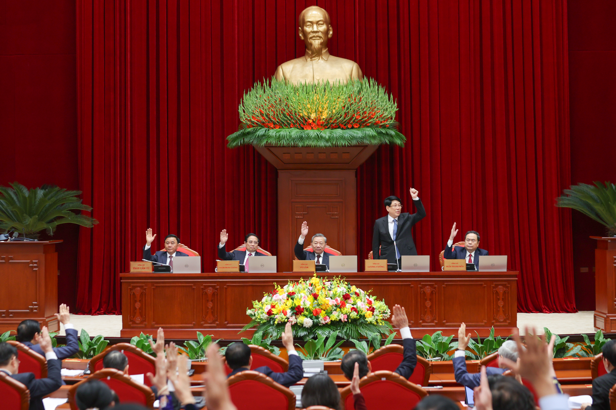 C&aacute;c đại biểu biểu quyết th&ocirc;ng qua chương tr&igrave;nh l&agrave;m việc - Ảnh: VGP/Nhật Bắc