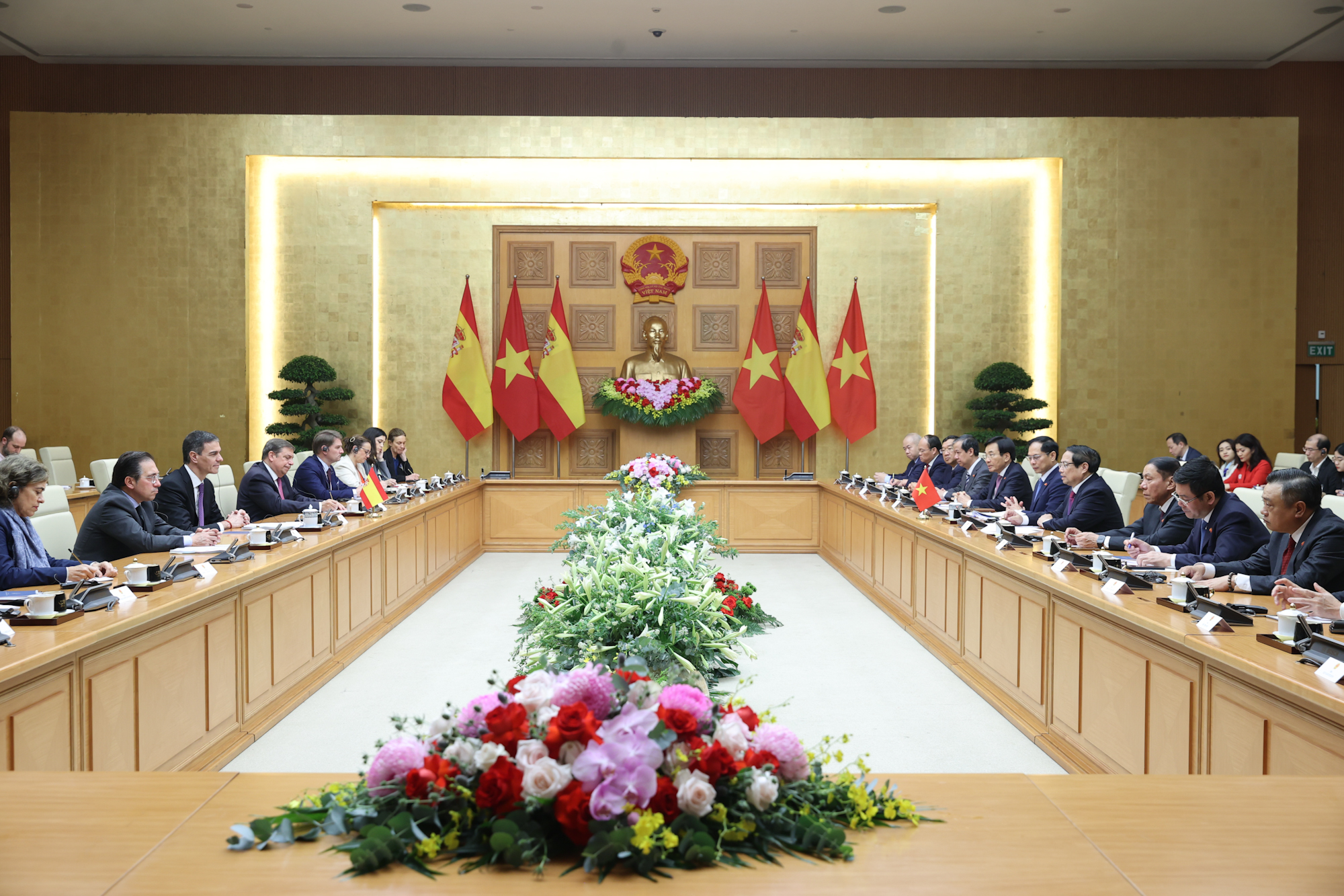 Thủ tướng Phạm Minh Ch&iacute;nh hội đ&agrave;m với Thủ tướng T&acirc;y Ban Nha Pedro S&aacute;nchez - Ảnh: VGP