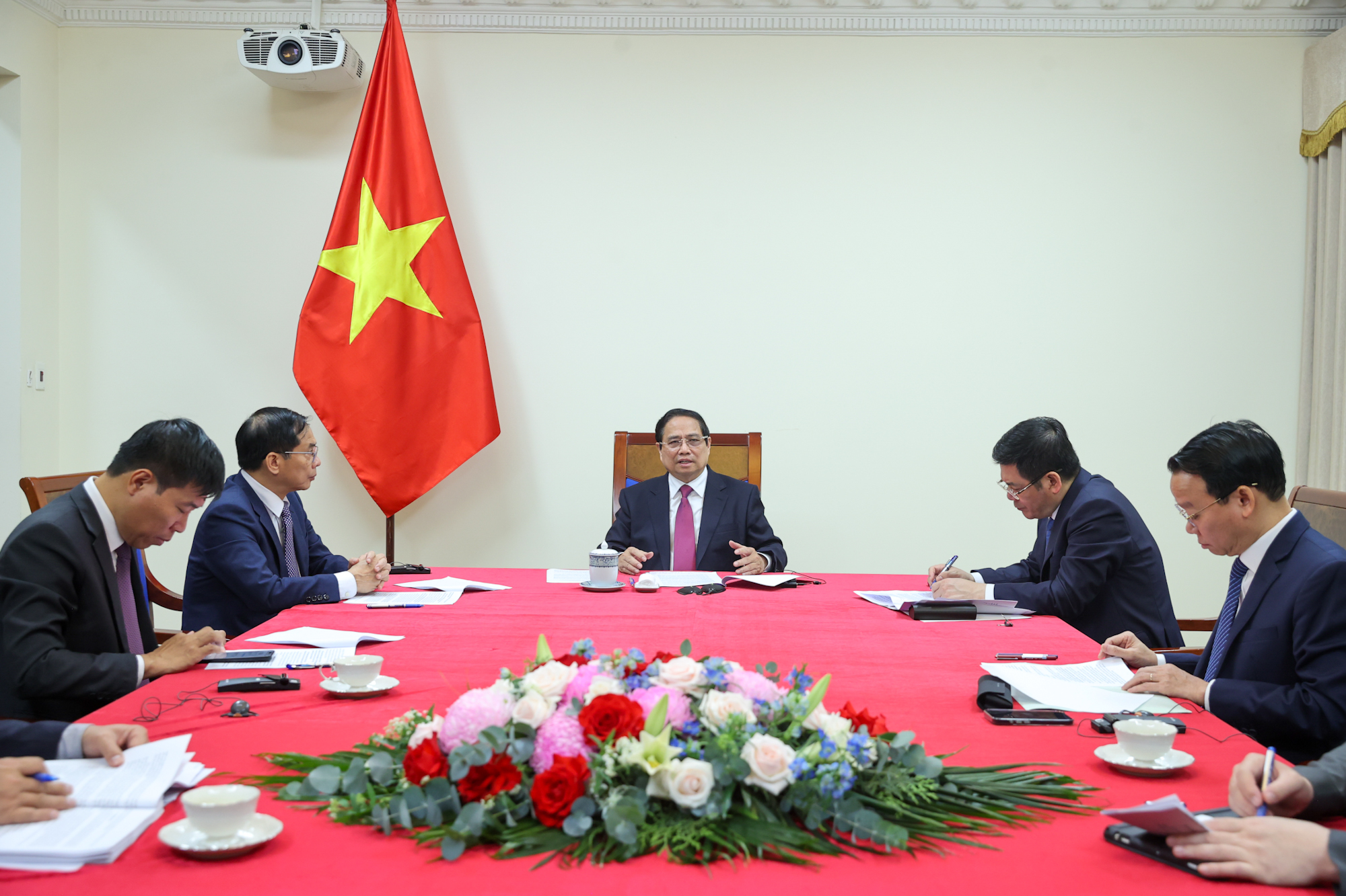 Thủ tướng Phạm Minh Chính điện đàm với Thủ tướng New Zealand Christopher Luxon - Ảnh: VGP