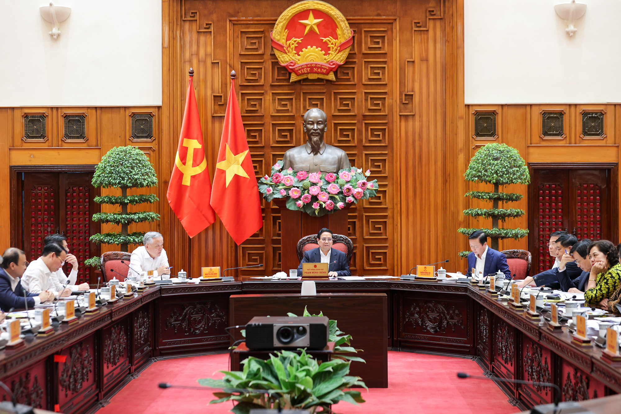 Về quan điểm, phải đặt c&ocirc;ng việc n&agrave;y trong tổng thể chung ph&aacute;t triển đất nước, quan hệ quốc tế của Việt Nam, kh&ocirc;ng để ảnh hưởng tới tổng thể 17 FTA đ&atilde; k&yacute; kết với tr&ecirc;n 60 thị trường tr&ecirc;n thế giới; xử l&yacute; vấn đề n&agrave;y kh&ocirc;ng ảnh hưởng vấn đề kh&aacute;c, ứng xử với đối t&aacute;c n&agrave;y kh&ocirc;ng để ảnh hưởng tới đối t&aacute;c kh&aacute;c.