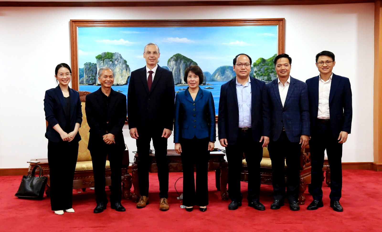 Thứ trưởng Bộ T&agrave;i ch&iacute;nh Nguyễn Thị B&iacute;ch Ngọc c&ugrave;ng l&atilde;nh đạo Tập đo&agrave;n Marvell chụp ảnh lưu niệm