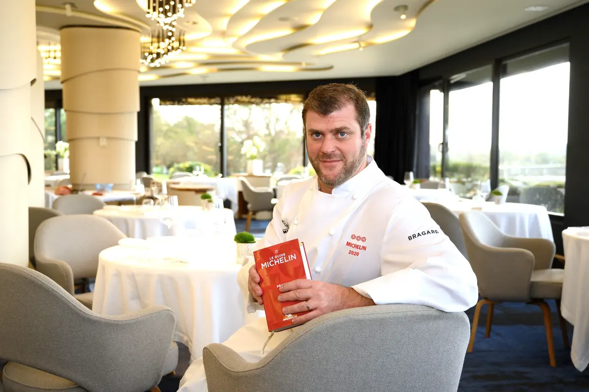 Christopher Coutanceau v&agrave;&nbsp;nh&agrave; h&agrave;ng mang t&ecirc;n &ocirc;ng tại La Rochelle.