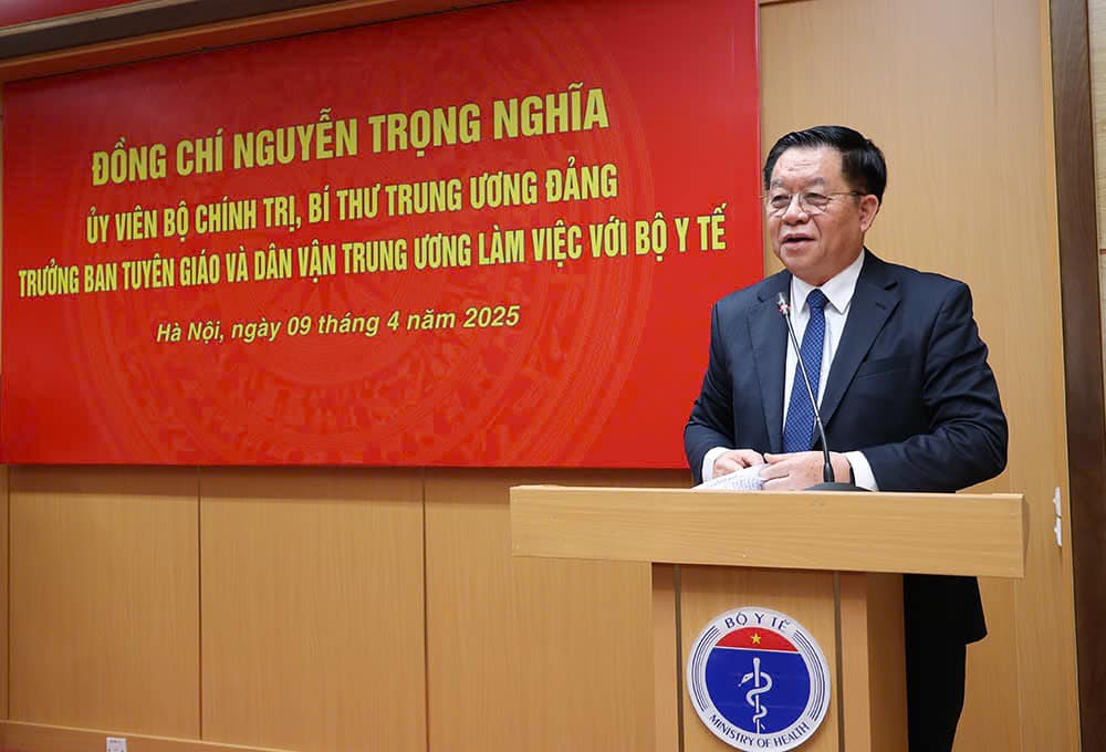 Trưởng Ban Tuy&ecirc;n gi&aacute;o v&agrave; D&acirc;n vận Trung ương Nguyễn Trọng Nghĩa ph&aacute;t biểu tại cuộc l&agrave;m việc. Ảnh: Trần Minh.