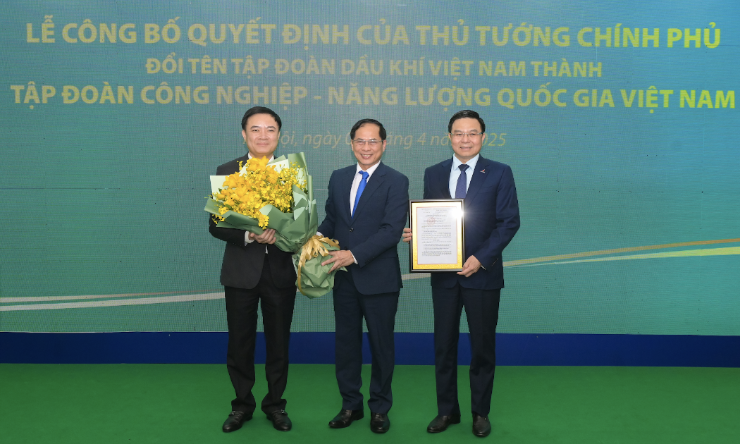 Phó Thủ tướng Bùi Thanh Sơn đã trao quyết định chính thức đổi tên Tập đoàn Dầu khí Việt Nam thành Petrovietnam. Ảnh: PVN