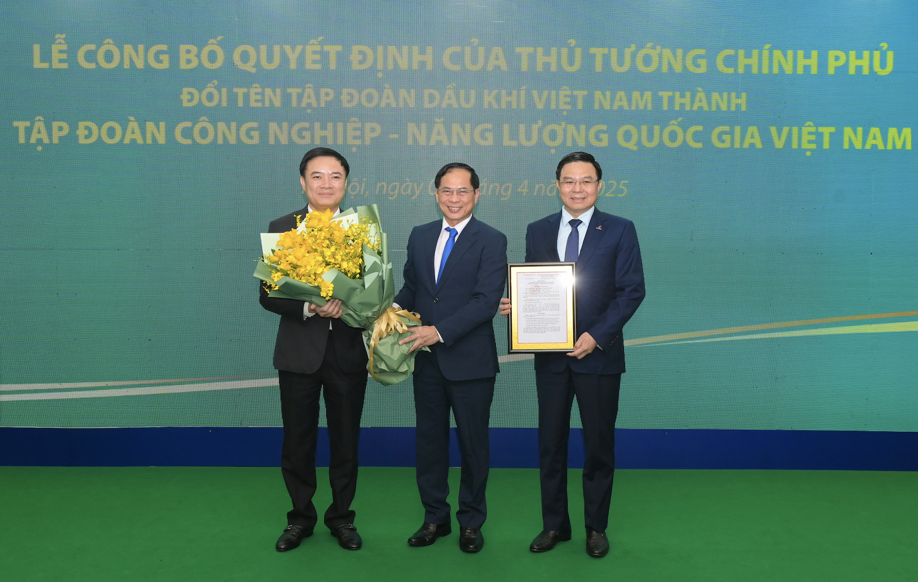 Phó Thủ tướng Bùi Thanh Sơn đã trao quyết định chính thức đổi tên Tập đoàn Dầu khí Việt Nam thành Petrovietnam. Ảnh: PVN