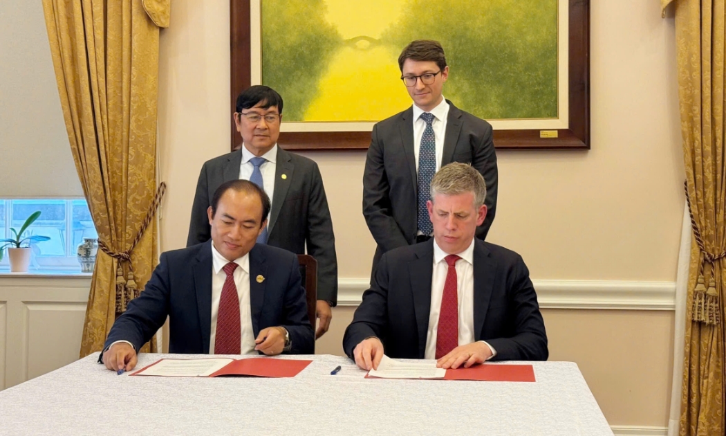 Phó Tổng giám đốc Vietjet Tô Việt Thắng (trái) và Tổng giám đốc điều hành AV AirFinance Stephen Murphy (phải) ký kết thoả thuận hợp tác tổng trị giá 300 triệu USD phát triển đội bay.