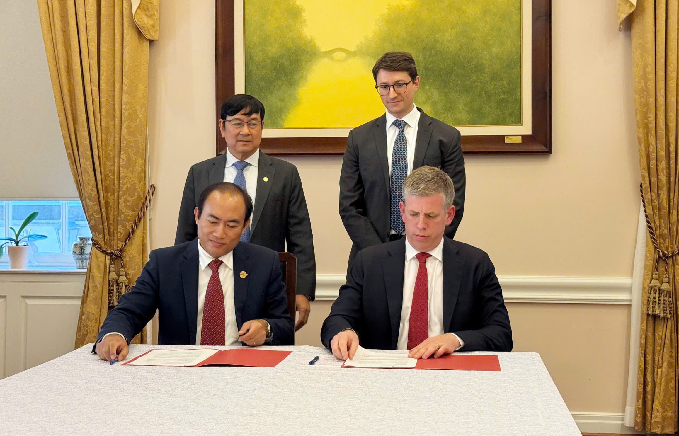 Phó Tổng giám đốc Vietjet Tô Việt Thắng (trái) và Tổng giám đốc điều hành AV AirFinance Stephen Murphy (phải) ký kết thoả thuận hợp tác tổng trị giá 300 triệu USD phát triển đội bay.