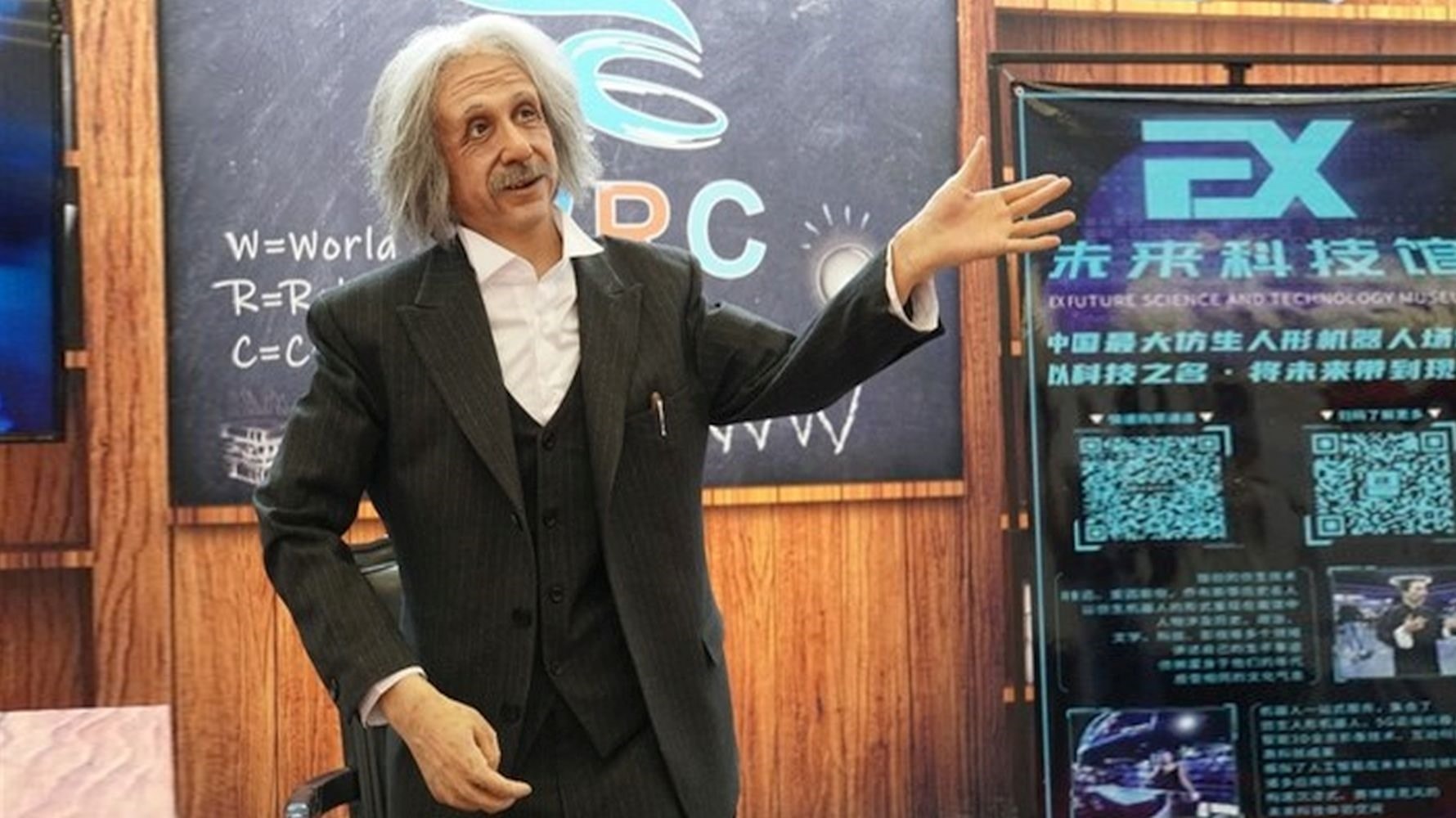 Robot c&oacute; ngoại h&igrave;nh m&ocirc; phỏng từ nh&agrave; b&aacute;c học Albert Einstein.