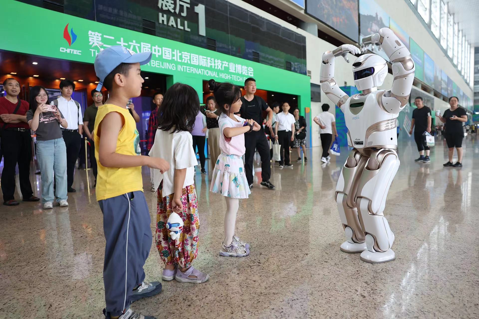 Một robot hình người giao tiếp với trẻ em tại sân bay quốc tế Bắc Kinh.