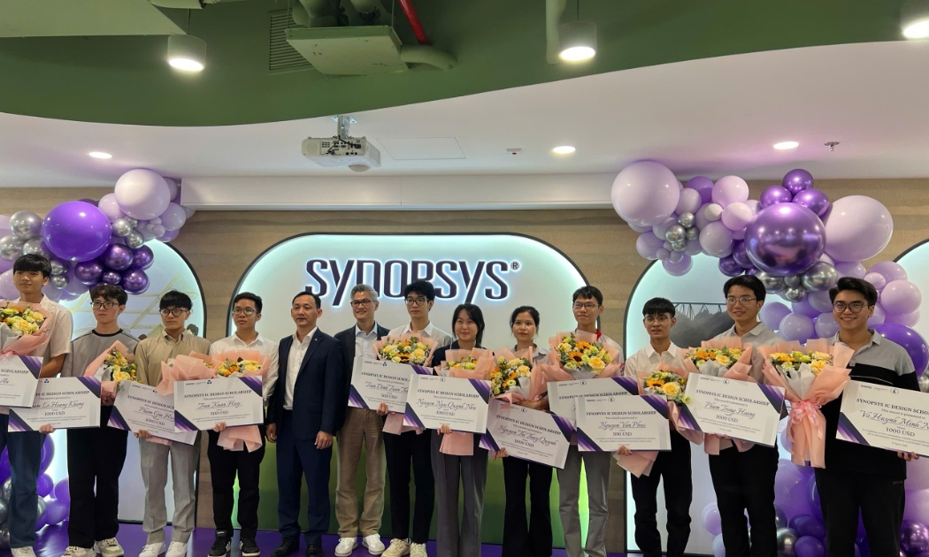 Lễ trao học bổng diễn ra vào ngày 10/4 nhân dịp khai trương văn phòng mới của Synopsys tại quận Tân Bình TP.HCM.
