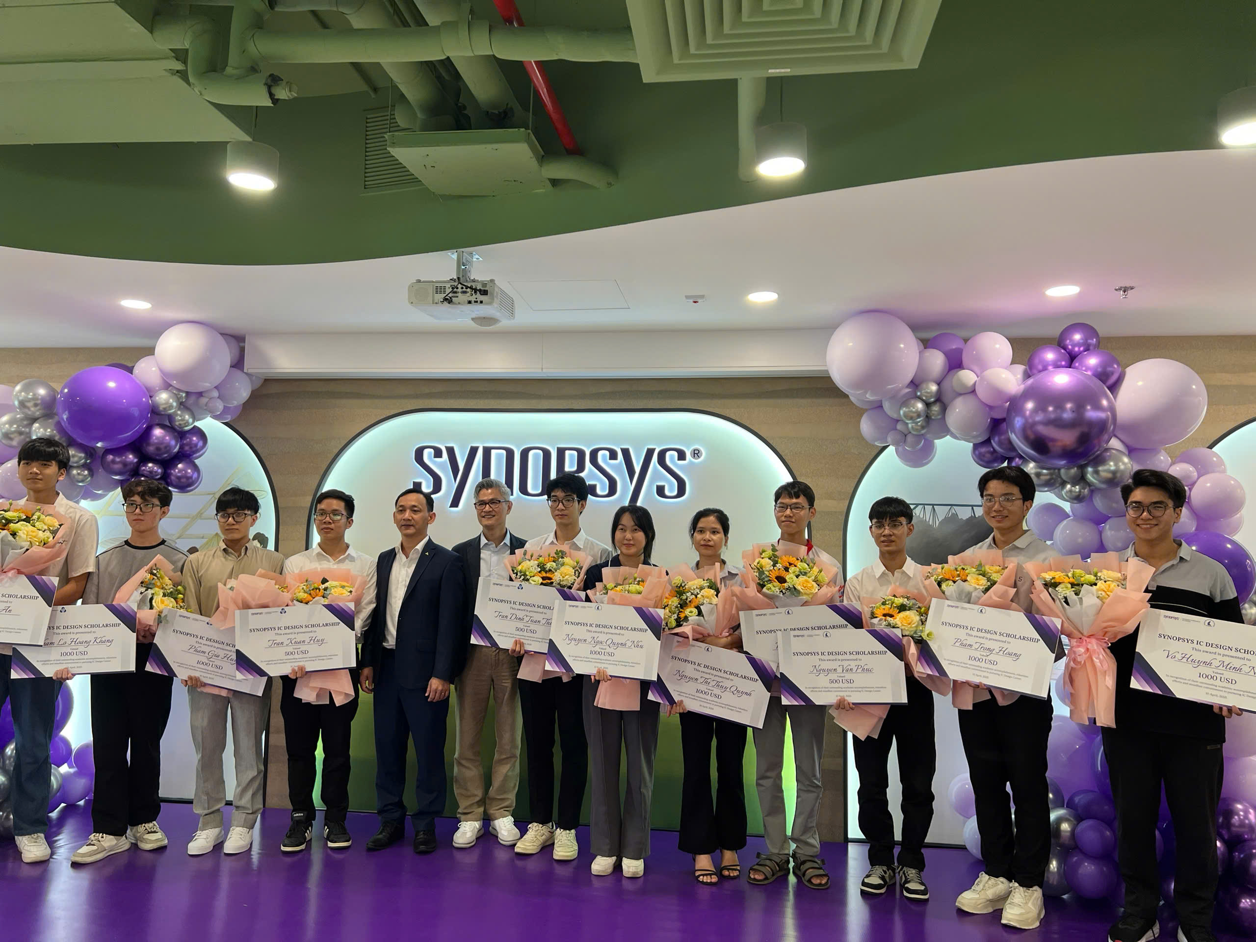 Lễ trao học bổng diễn ra vào ngày 10/4 nhân dịp khai trương văn phòng mới của Synopsys tại quận Tân Bình TP.HCM.