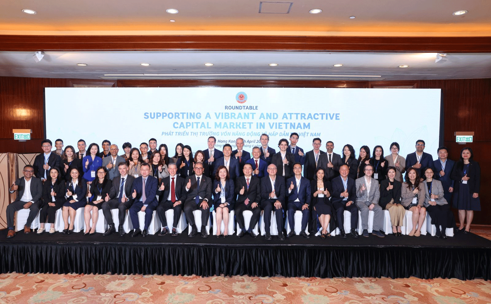 Lãnh đạo Bộ Tài chính, UBCKNN chụp ảnh lưu niệm cùng các tổ chức tài chính, hiệp hội đầu tư, các quỹ đầu tư, nhà đầu tư và tổ chức xếp hạng thị trường tại hội nghị