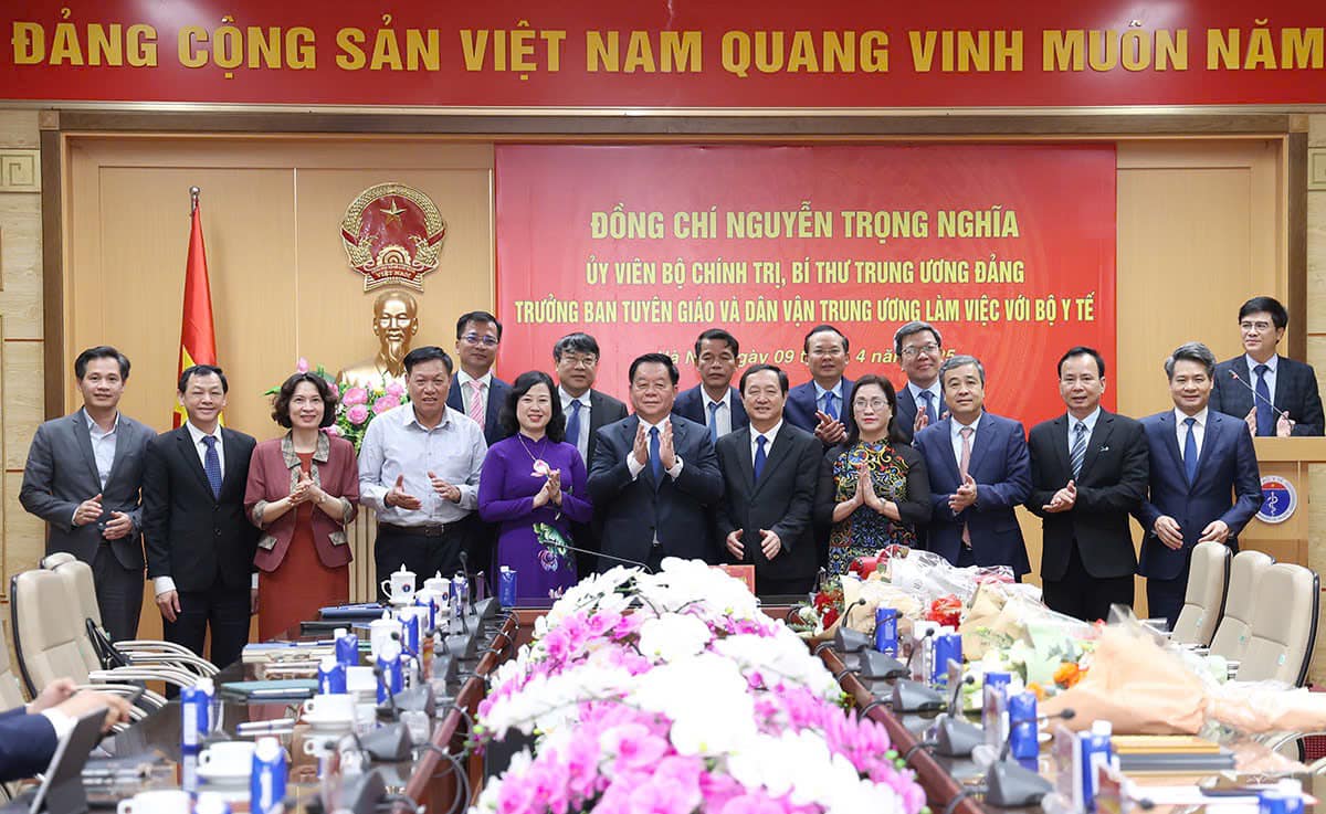 Trưởng Ban Tuyên giáo và Dân vận Trung ương Nguyễn Trọng Nghĩa làm việc với Bộ Y tế. Ảnh: Trần Minh.