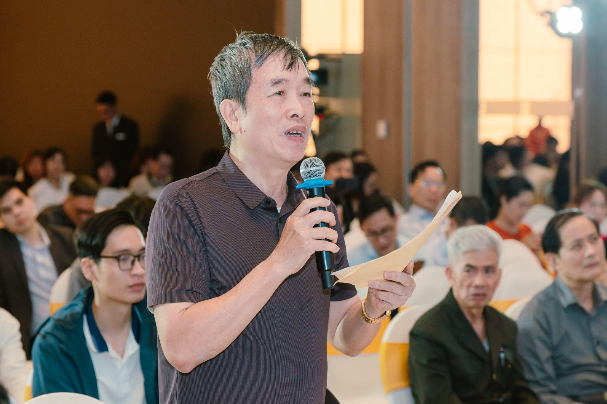 Cổ đ&ocirc;ng SHS đặt c&acirc;u hỏi v&agrave; đ&oacute;ng g&oacute;p &yacute; kiến tại đại hội.