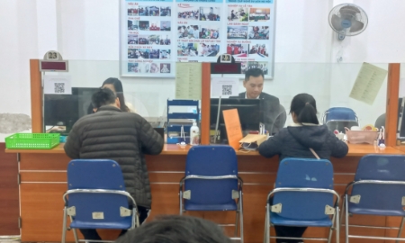 Người lao động làm thủ tục hưởng trợ cấp thất nghiệp tại Hà Nội. Ảnh: Thu Hằng.