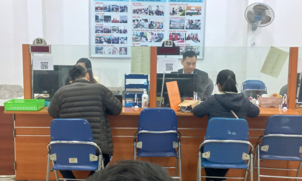 Người lao động làm thủ tục hưởng trợ cấp thất nghiệp tại Hà Nội. Ảnh: Thu Hằng.