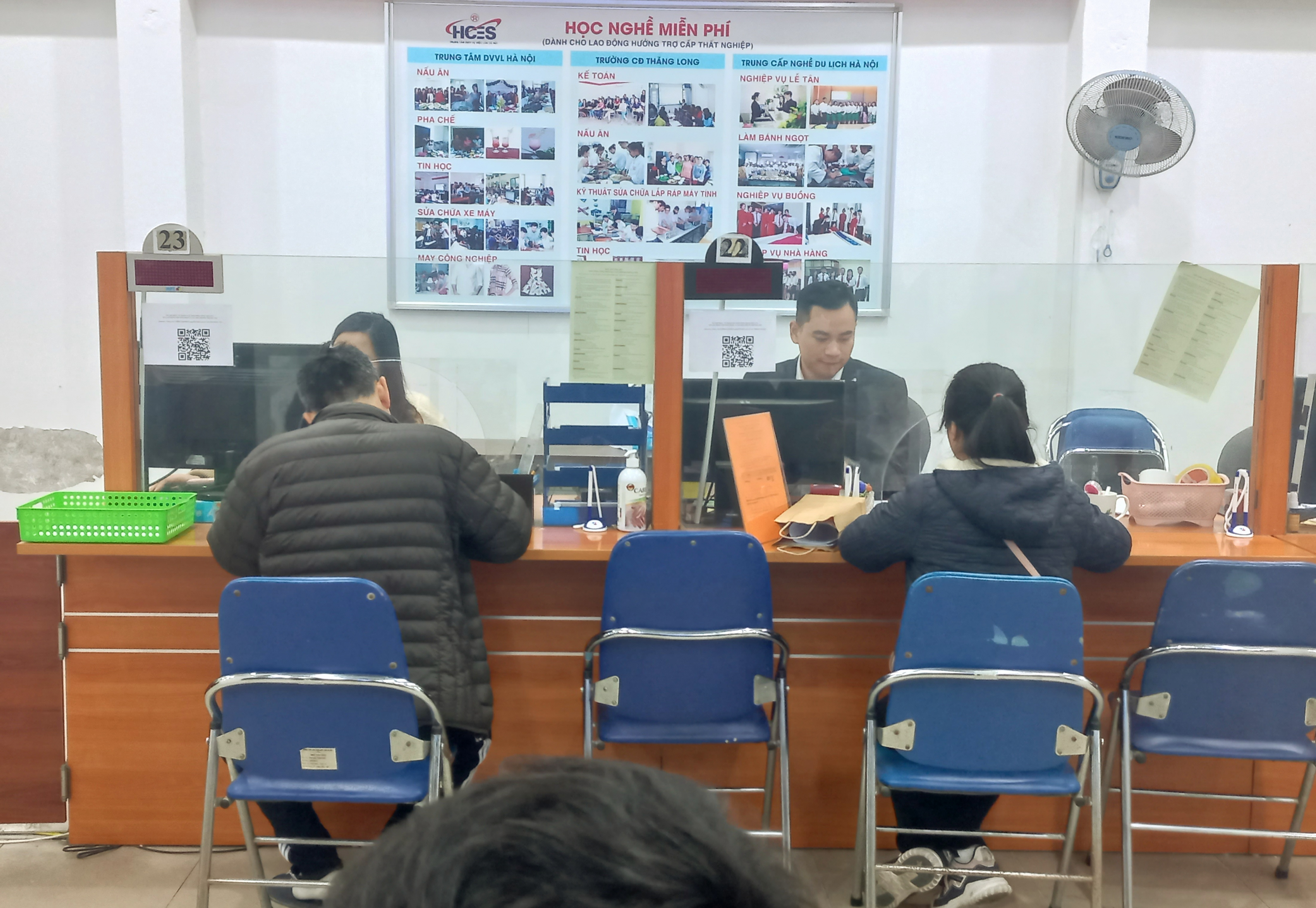 Người lao động làm thủ tục hưởng trợ cấp thất nghiệp tại Hà Nội. Ảnh: Thu Hằng.