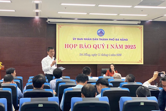 Giám đốc Sở Xây dựng Đà Nẵng Nguyễn Nam Hà trả lời báo chí. Ảnh Ngô Anh Văn