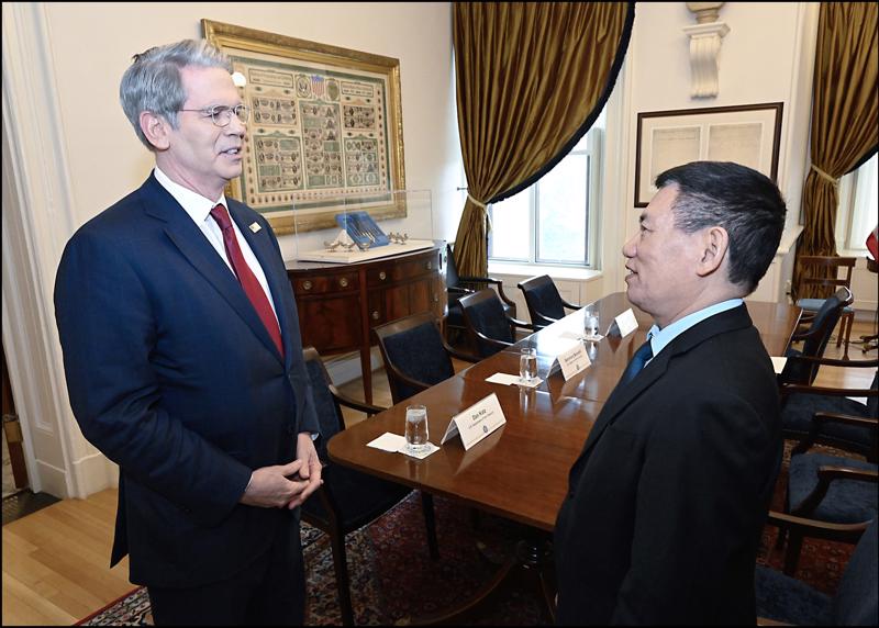 Deputy Prime Minister Ho Duc Phoc (right) meets with US Secretary of the Treasury Scott Bessent in the US on April 10. 
