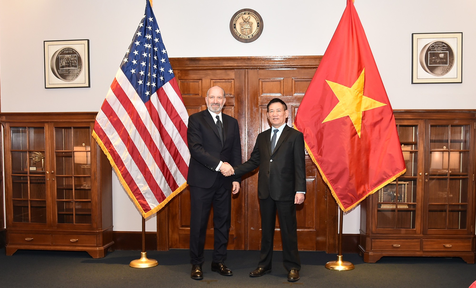 Phó Thủ tướng Hồ Đức Phớc và Bộ trưởng Thương mại Howard Lutnick - Ảnh: VGP