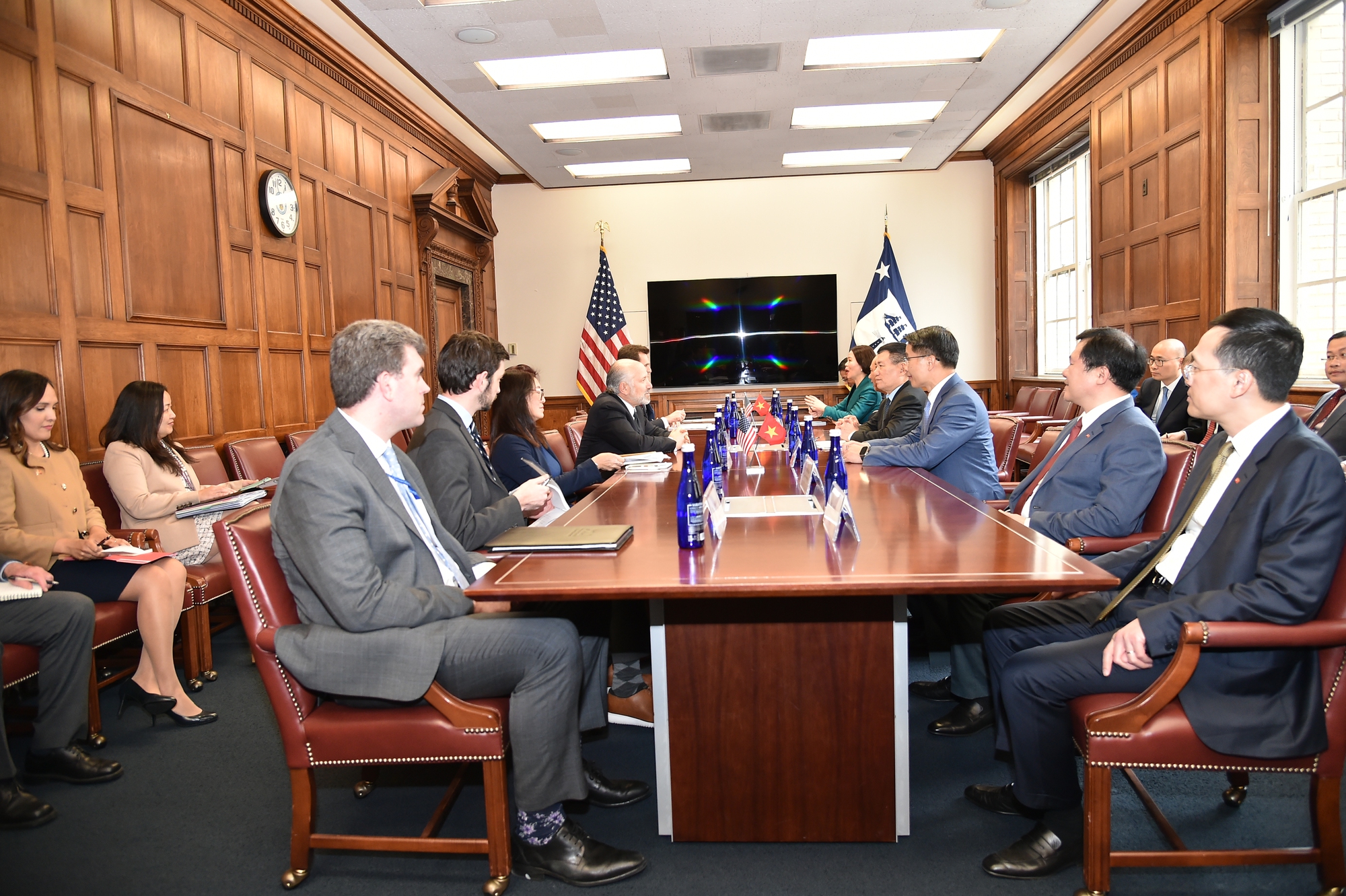 Bộ trưởng Thương mại Howard Lutnick khẳng định hết sức coi trọng quan hệ với Việt Nam, cho rằng Việt Nam l&agrave; nền kinh tế lớn, nhiều tiềm năng, l&agrave; đối t&aacute;c quan trọng của Mỹ tại khu vực - Ảnh VGP